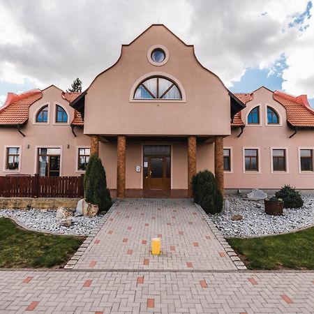 Motel Ard Sarovce Bagian luar foto