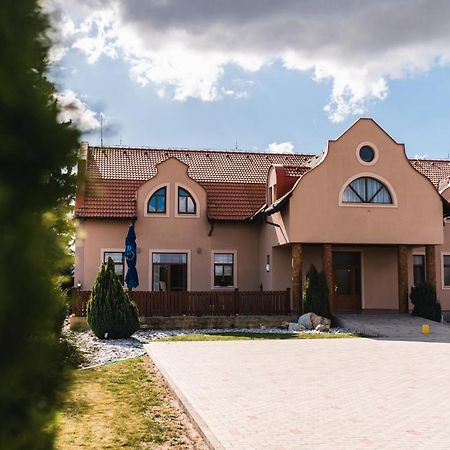 Motel Ard Sarovce Bagian luar foto