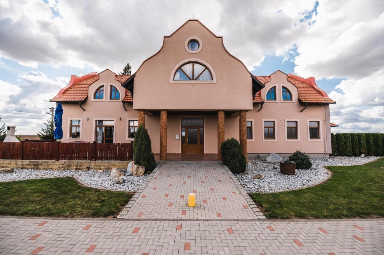 Motel Ard Sarovce Bagian luar foto