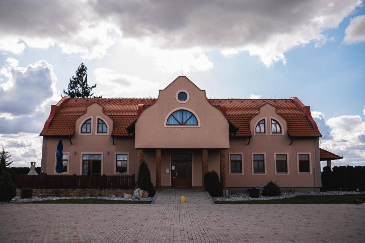 Motel Ard Sarovce Bagian luar foto